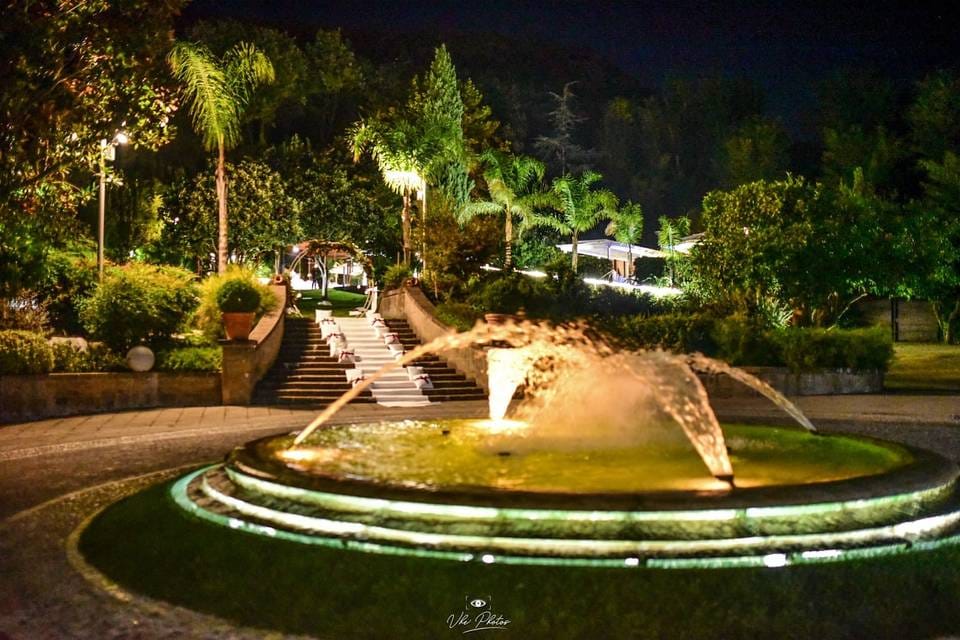 La fontana della location di sera